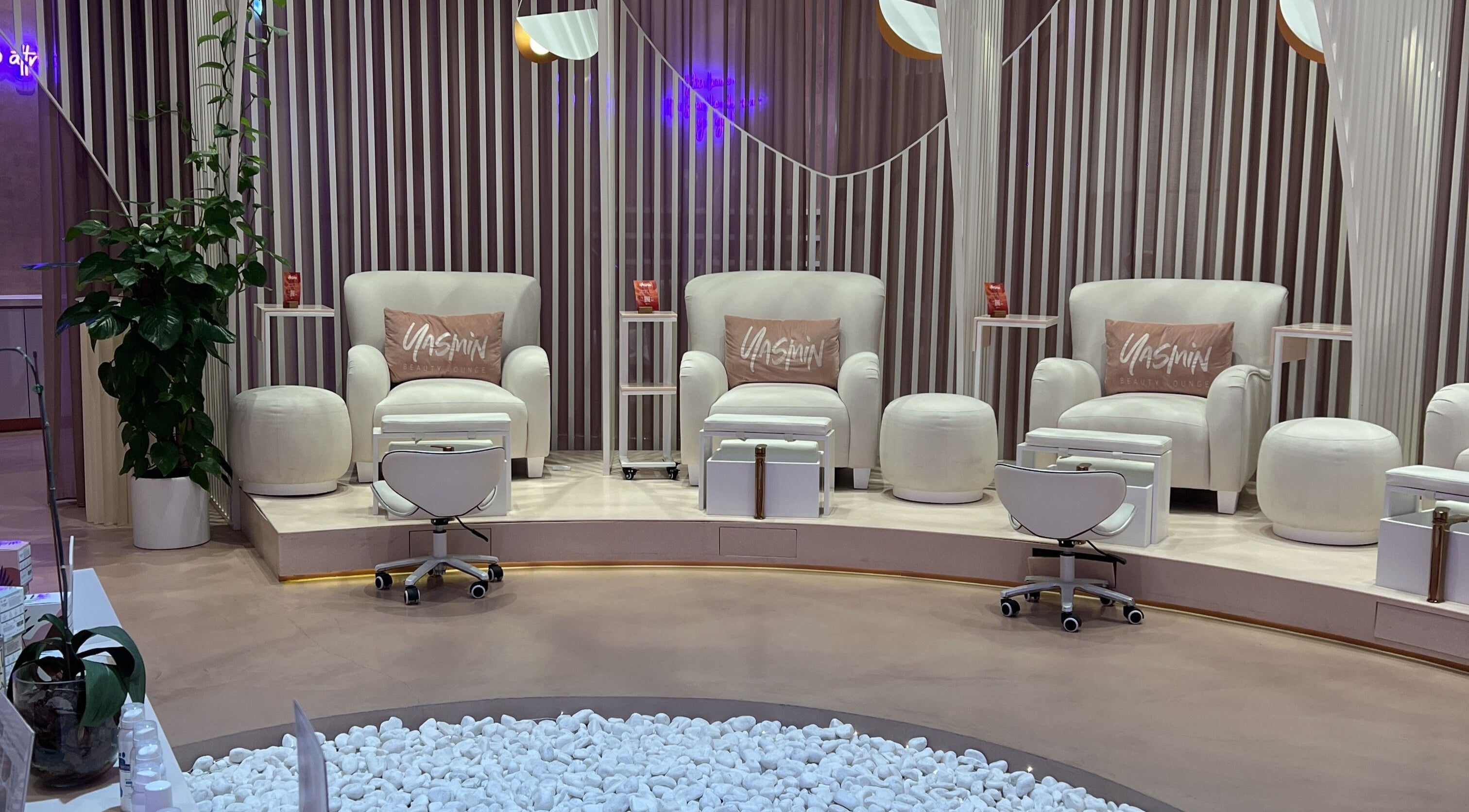 Elegant seating area at Yasmin Beauty Lounge, Dubai, Dubai, AE with plush chairs and modern decor.