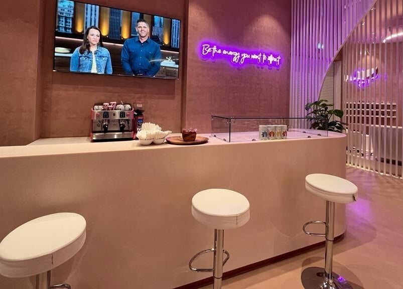 Stylish counter with stools at Yasmin Beauty Lounge, Dubai, Dubai, AE, featuring modern decor and ambiance.