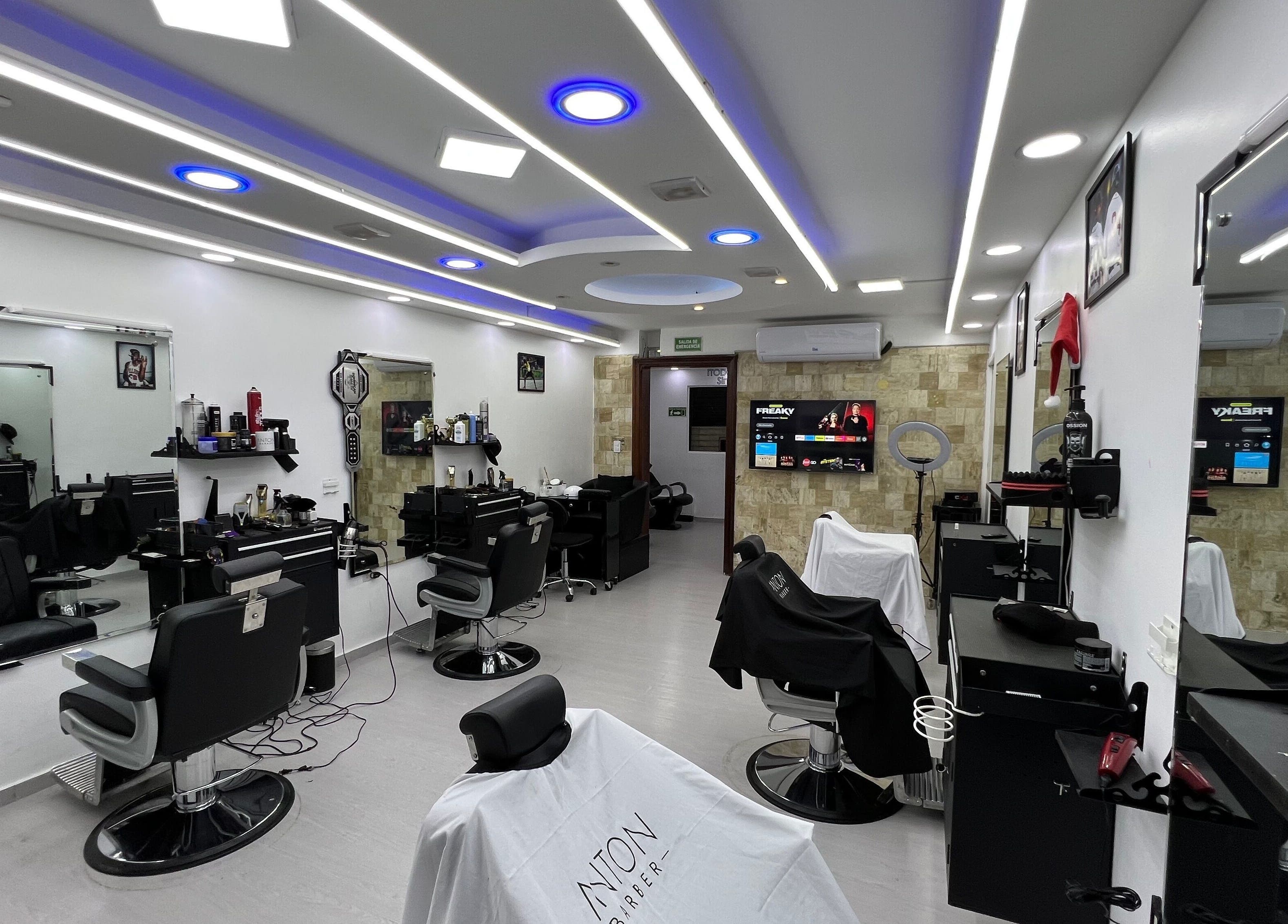 Interior moderno de Anton Barber en Santo Domingo, Distrito Nacional, DO con sillas de peluquería de lujo.