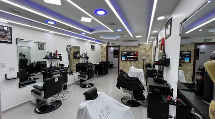 Interior moderno de Anton Barber en Santo Domingo, Distrito Nacional, DO con sillas de peluquería de lujo.