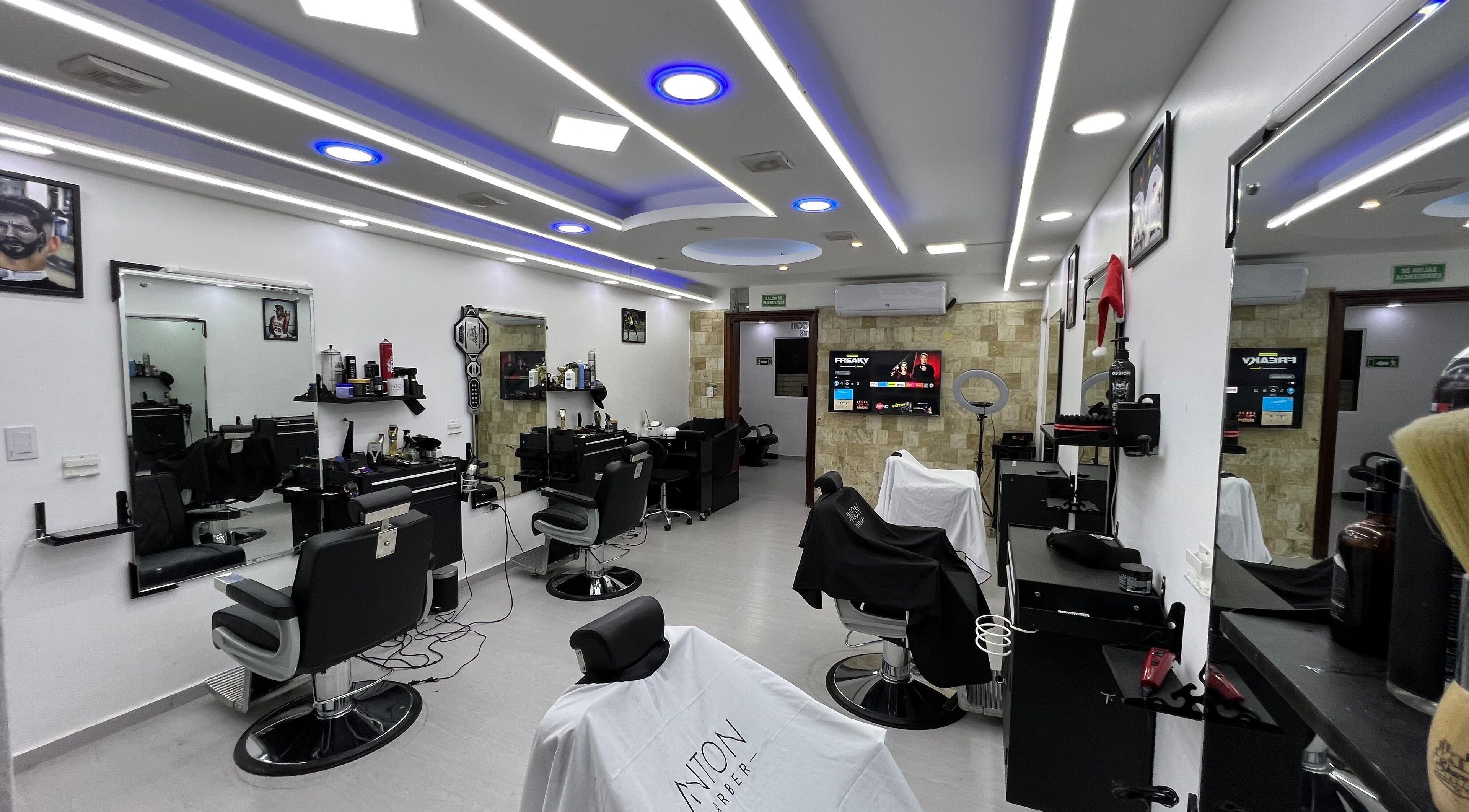 Interior moderno de Anton Barber en Santo Domingo, Distrito Nacional, DO con sillas de peluquería de lujo.