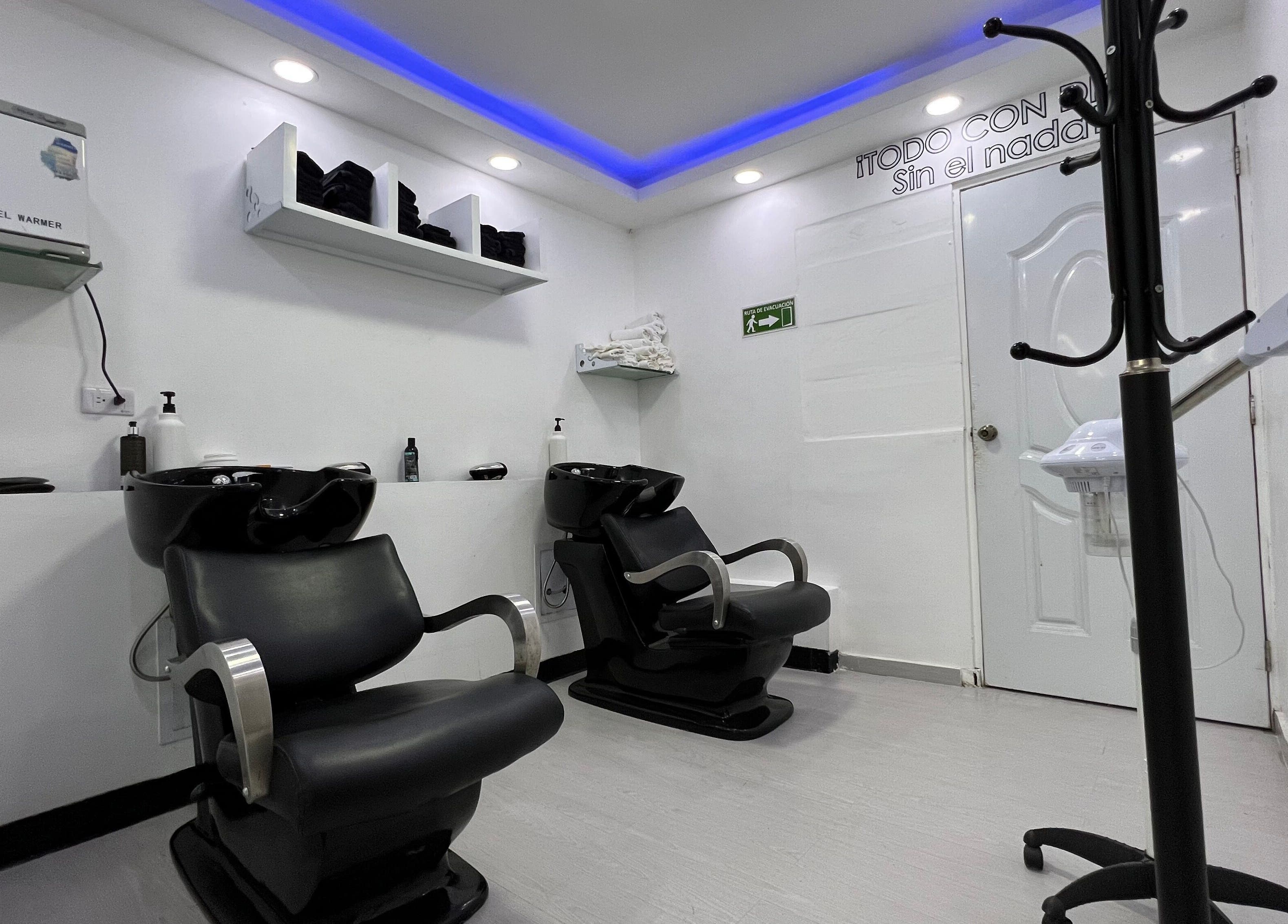 Sala de lavado moderna en Anton Barber, Santo Domingo, Distrito Nacional, DO con sillones elegantes.