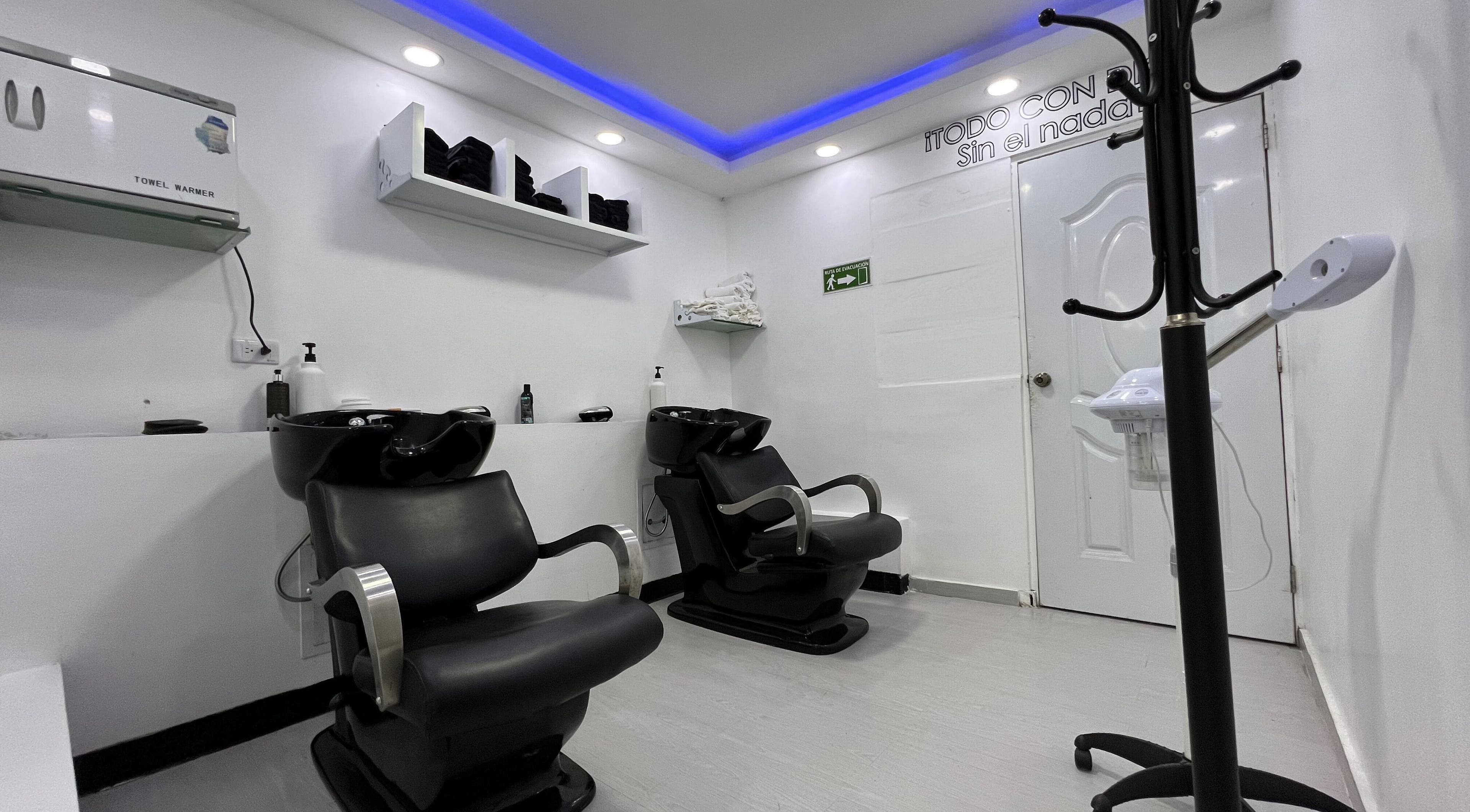 Sala de lavado moderna en Anton Barber, Santo Domingo, Distrito Nacional, DO con sillones elegantes.