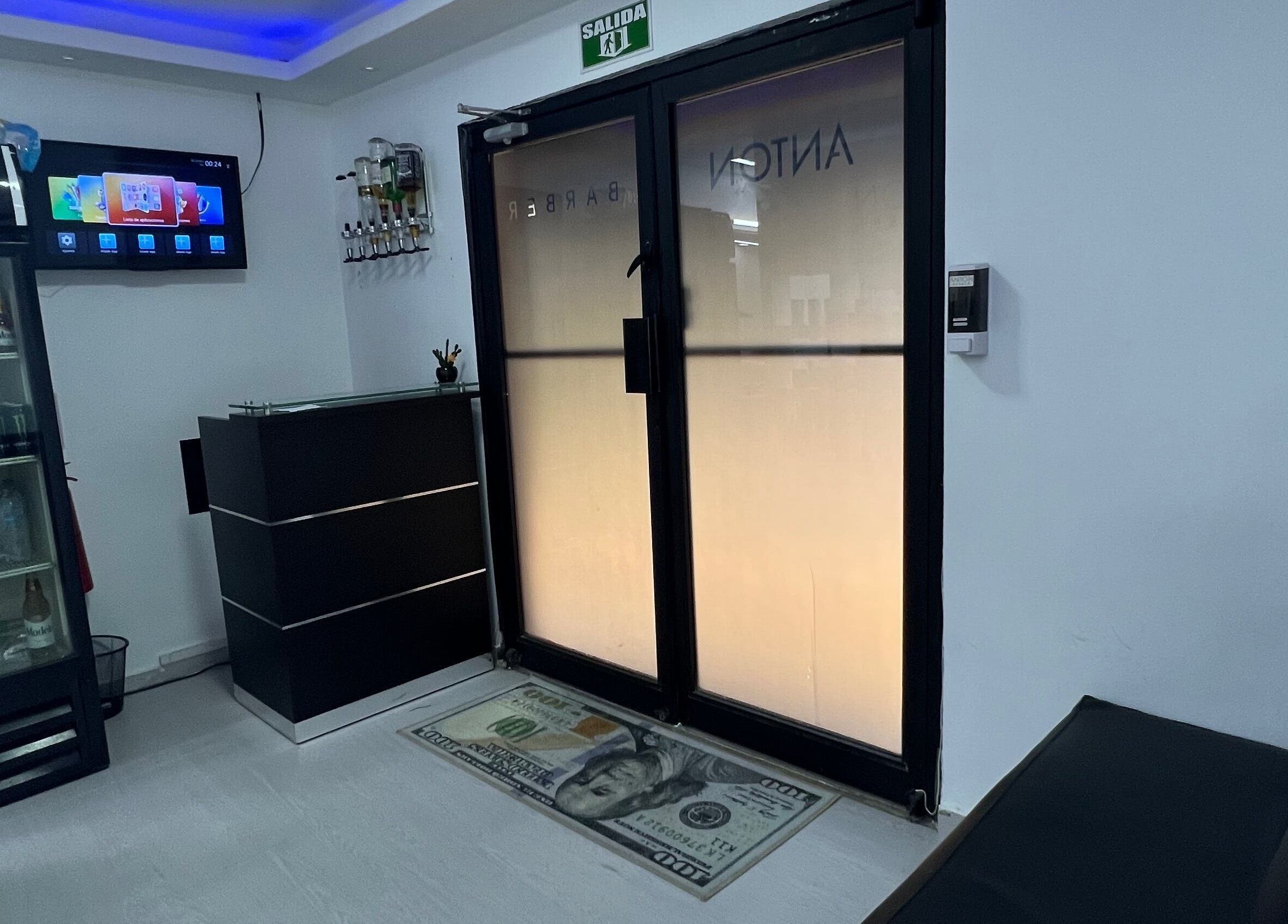 Recepción de Anton Barber con puerta iluminada en Santo Domingo, Distrito Nacional, DO.