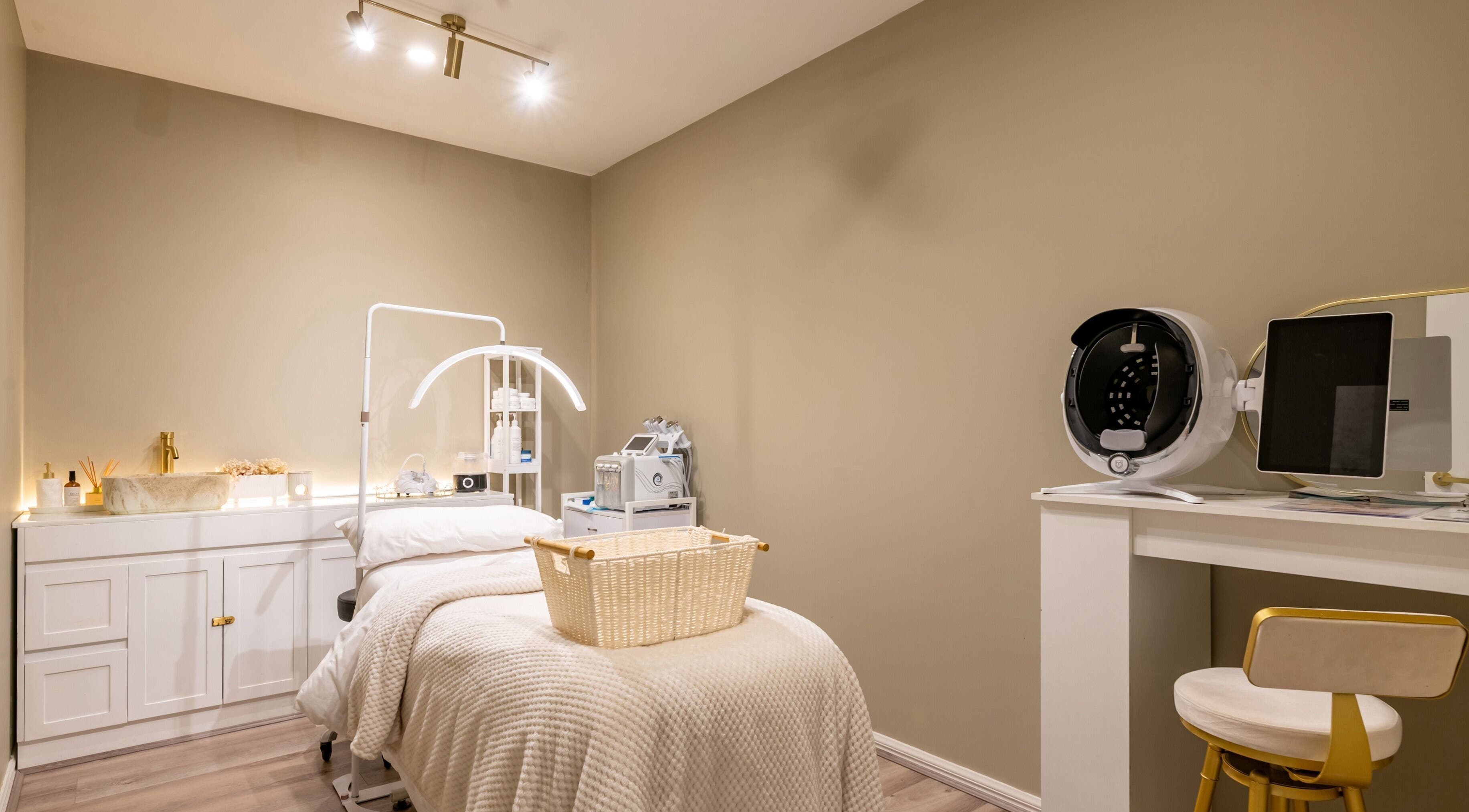 Luxurious treatment room at Skinmetics Clinic Australia in Melbourne, Victoria, AU featuring modern equipment.