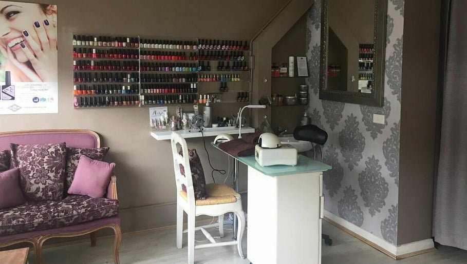 La Petite Salon image 1