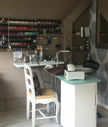 La Petite Salon image 2