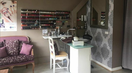 La Petite Salon