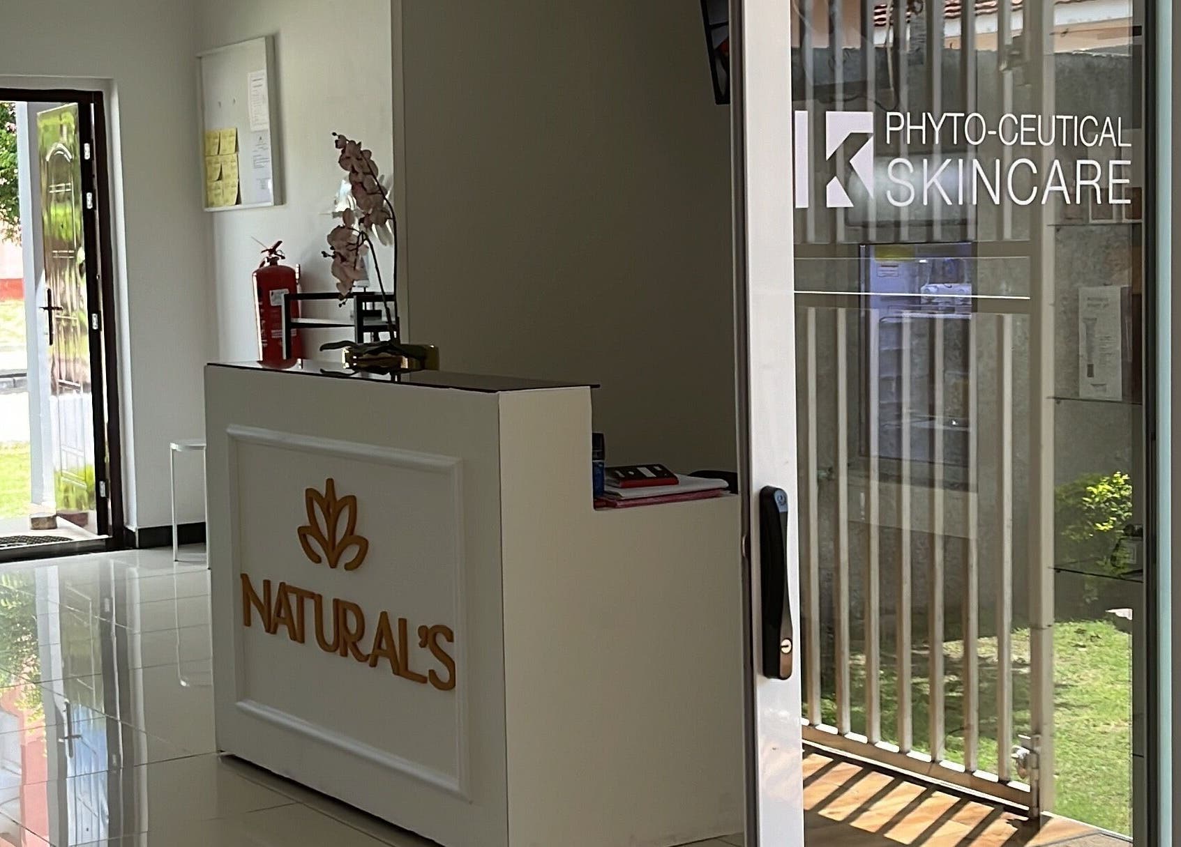 Recepção da Natural’s em Maputo, Maputo, MZ, com decoração moderna e entrada iluminada.