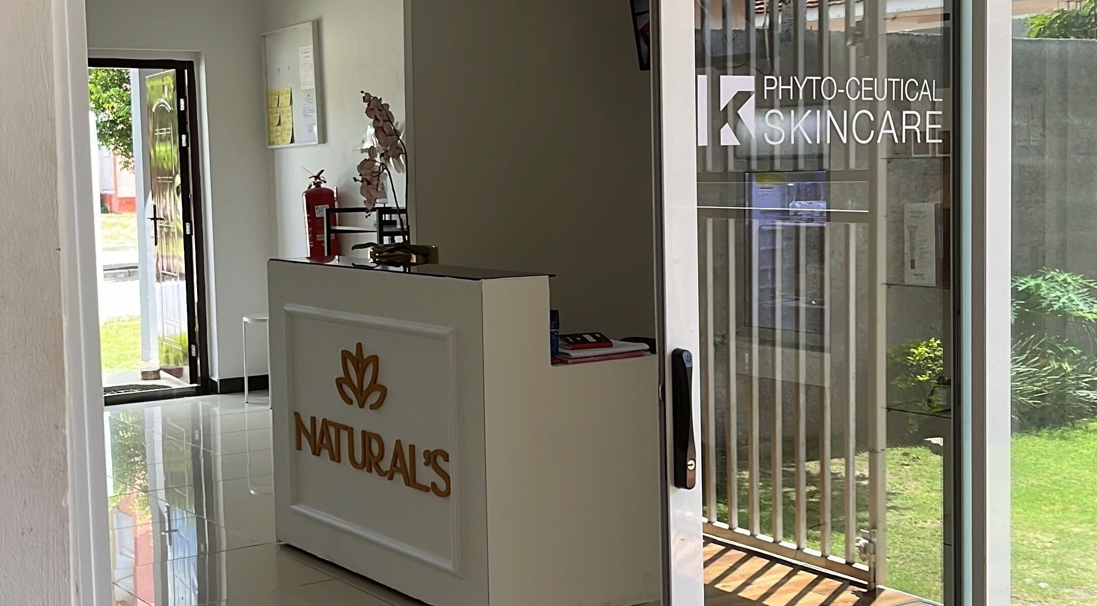 Recepção da Natural’s em Maputo, Maputo, MZ, com decoração moderna e entrada iluminada.