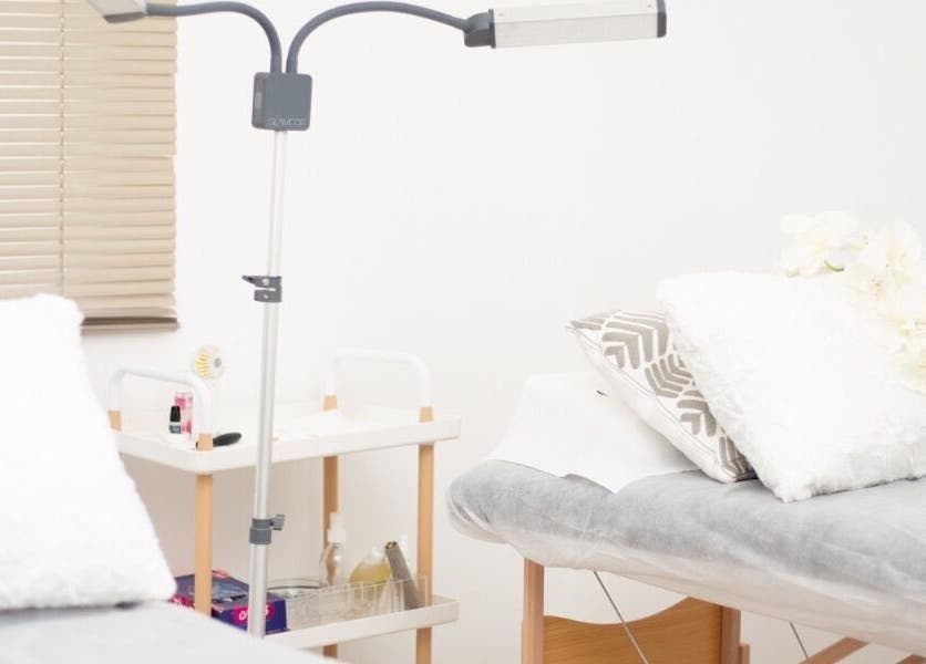 Sala de tratamento em Natural’s, Maputo, Maputo, MZ com cama de spa e decoração acolhedora.