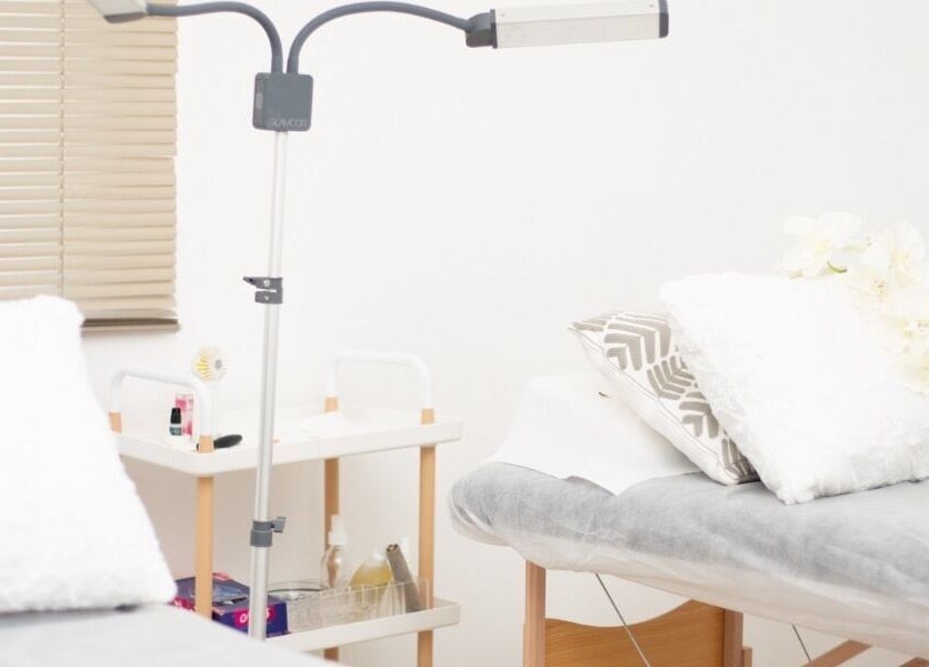 Sala de tratamento em Natural’s, Maputo, Maputo, MZ com cama de spa e decoração acolhedora.