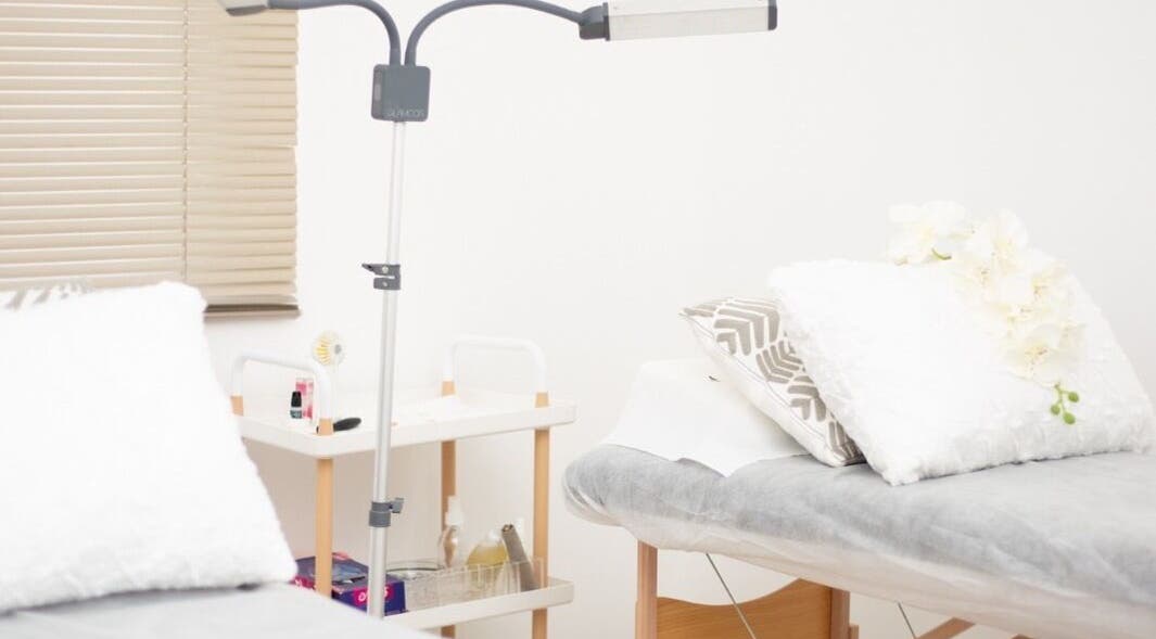 Sala de tratamento em Natural’s, Maputo, Maputo, MZ com cama de spa e decoração acolhedora.