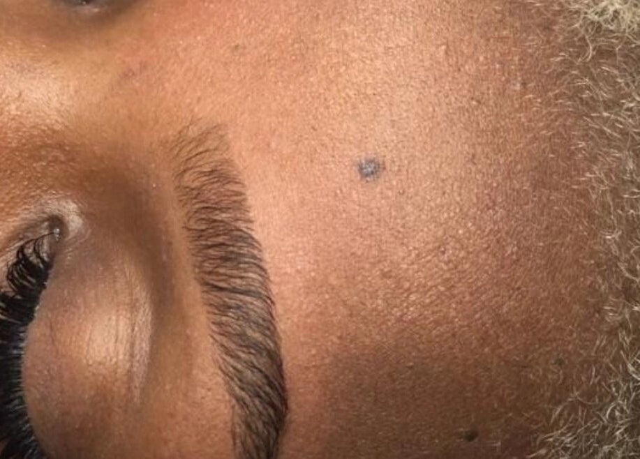 Close-up de sobrancelhas bem cuidadas no Natural’s, Maputo, Maputo, MZ, destacando beleza natural.