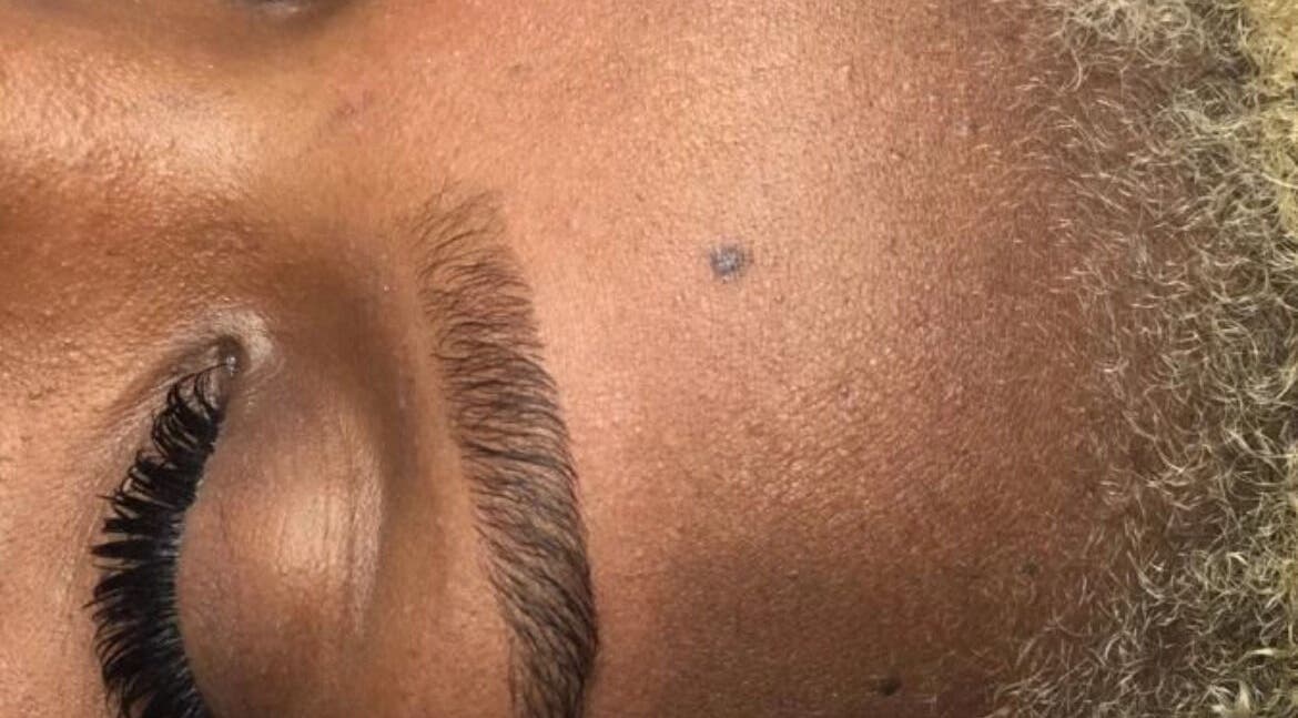 Close-up de sobrancelhas bem cuidadas no Natural’s, Maputo, Maputo, MZ, destacando beleza natural.