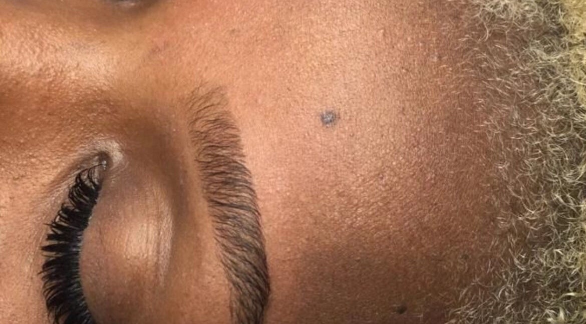 Close-up de sobrancelhas bem cuidadas no Natural’s, Maputo, Maputo, MZ, destacando beleza natural.