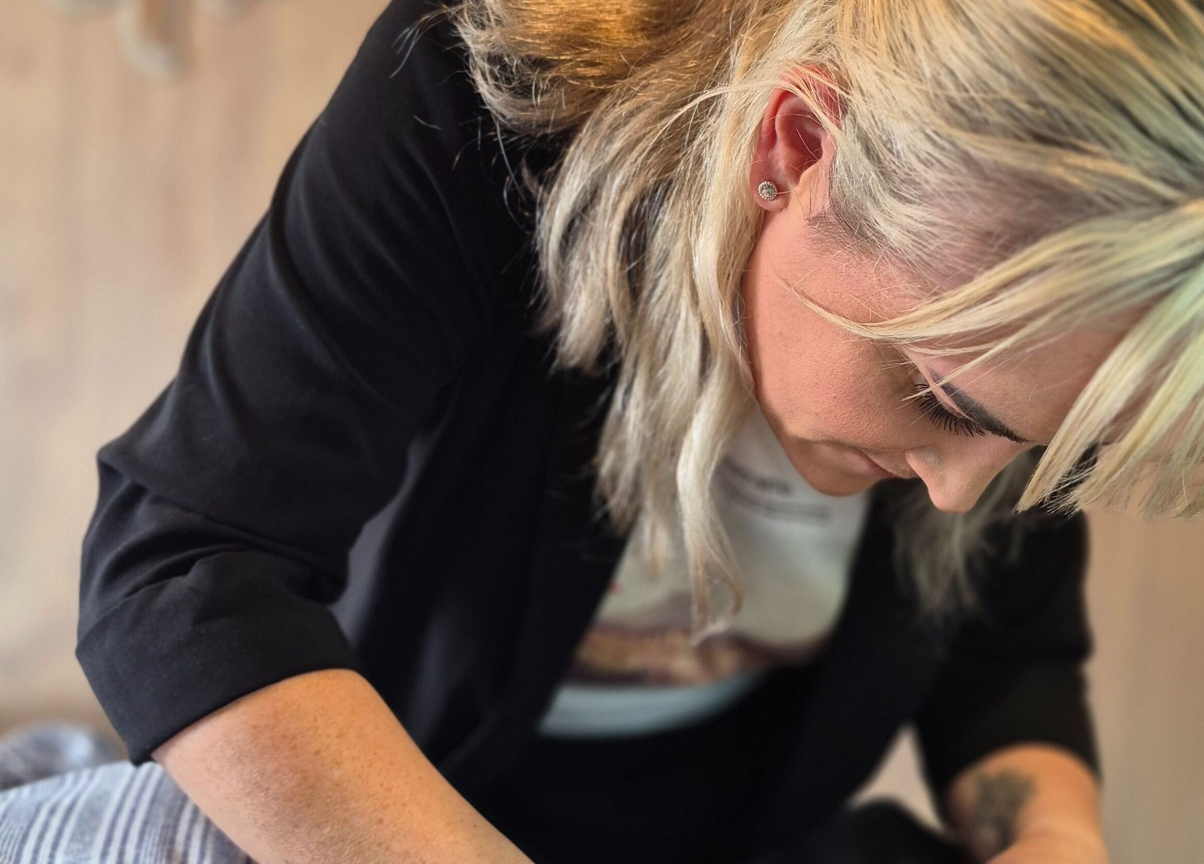 Therapist at Inner Glow Beauty in Bulls, Manawatū-whanganui, NZ provides a soothing wellness treatment.