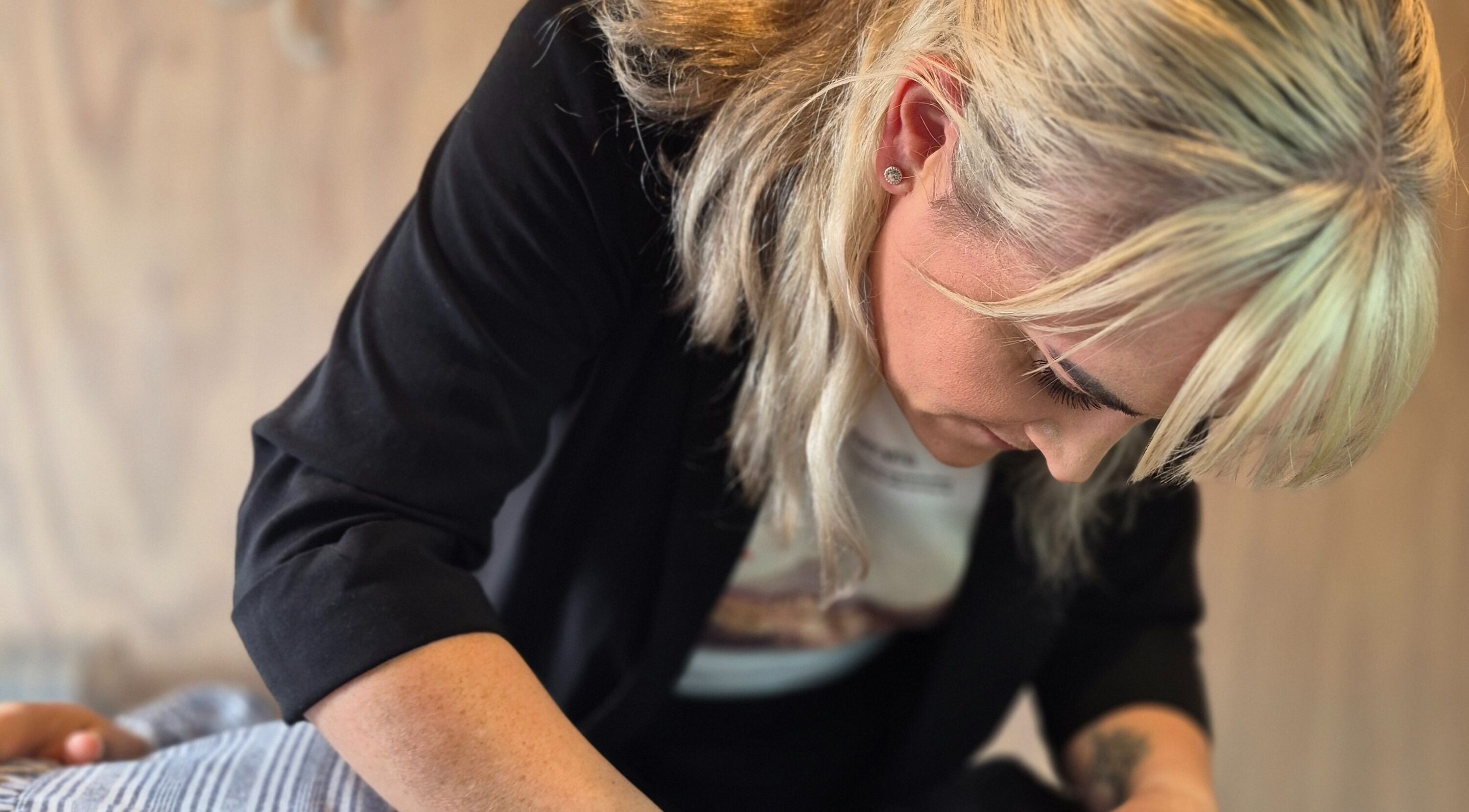 Therapist at Inner Glow Beauty in Bulls, Manawatū-whanganui, NZ provides a soothing wellness treatment.