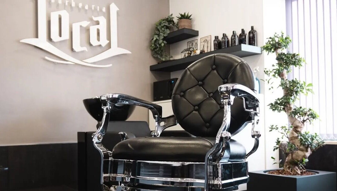 Cadeira de barbearia elegante em Barbearia Local - Areal de Cima, Braga, Braga, PT.