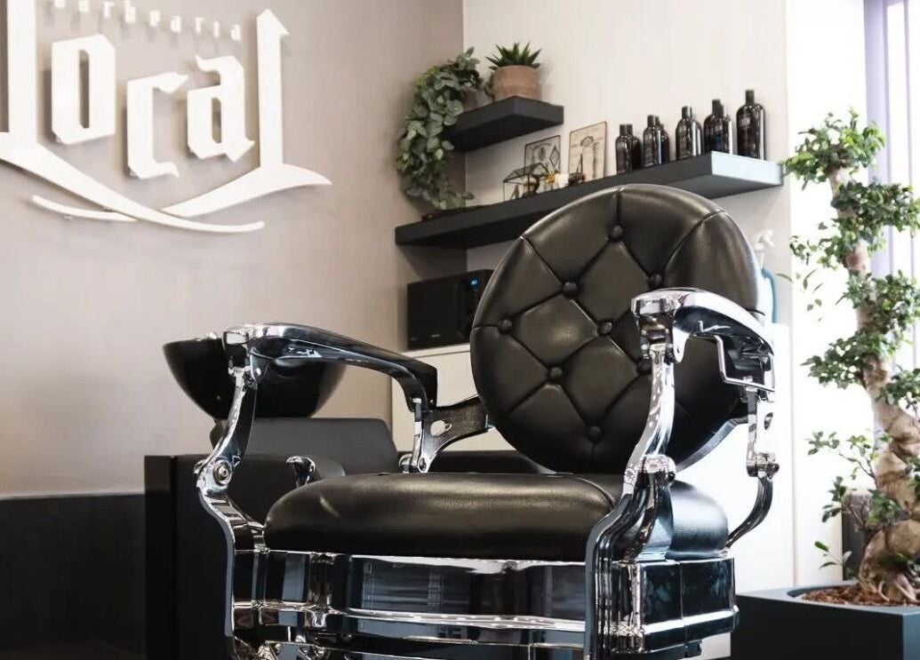 Cadeira de barbearia elegante em Barbearia Local - Areal de Cima, Braga, Braga, PT.