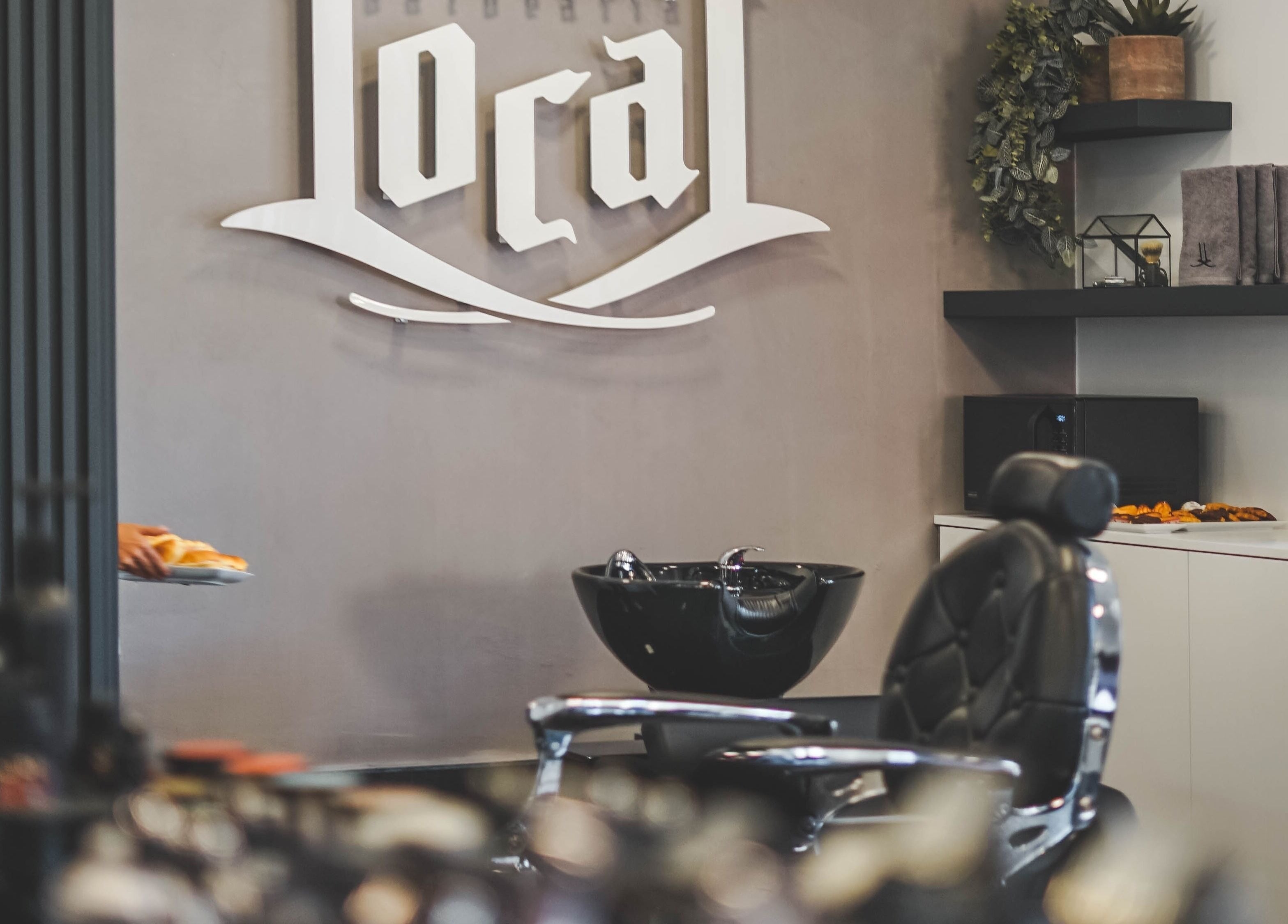 Interior moderno da Barbearia Local - Areal de Cima em Braga, Braga, PT, destacando cadeira e lavatório.