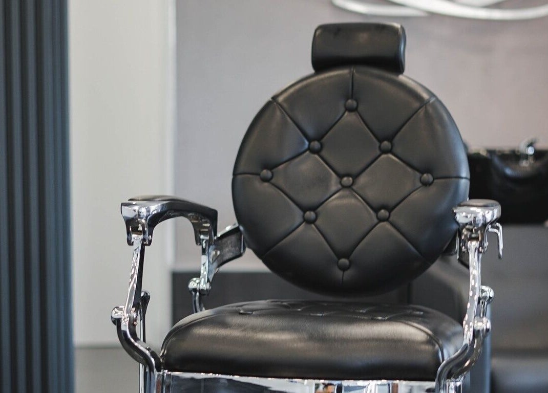 Cadeira de barbeiro clássica em Barbearia Local - Areal de Cima, Braga, Braga, PT.