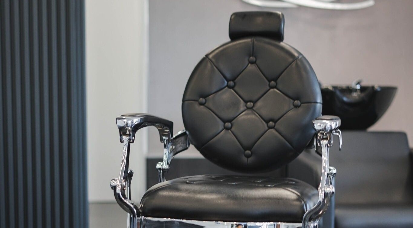 Cadeira de barbeiro clássica em Barbearia Local - Areal de Cima, Braga, Braga, PT.