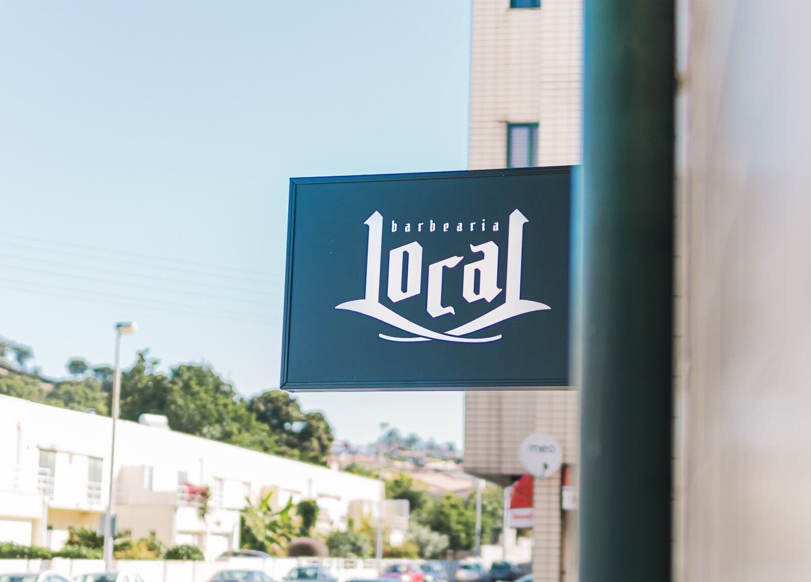 Placa da Barbearia Local - Areal de Cima em Braga, Braga, PT, destacando seu design moderno.