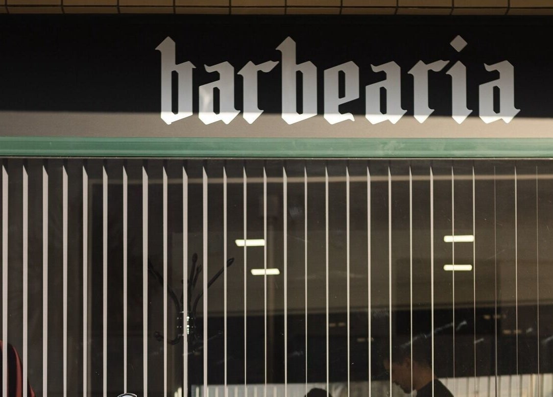 Entrada da Barbearia Local - Areal de Cima em Braga, Braga, PT com letreiro distinto.