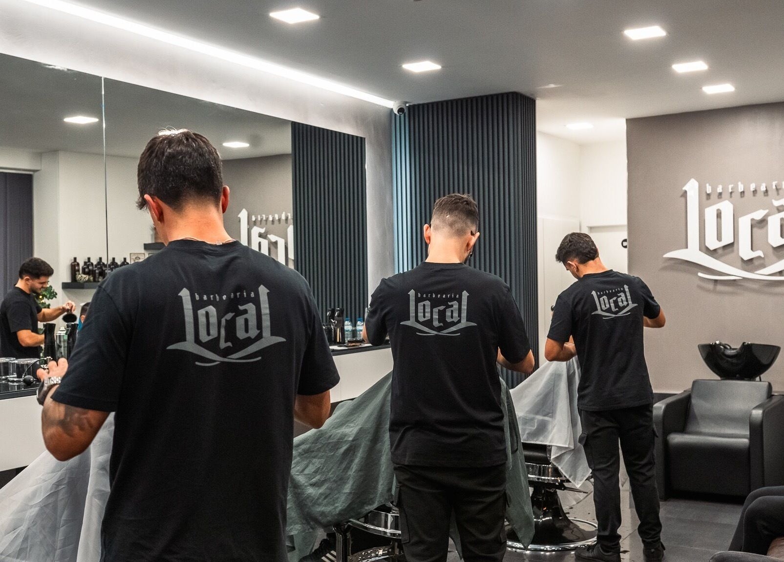 Equipe da Barbearia Local - Areal de Cima em ação, situada em Braga, Braga, PT.