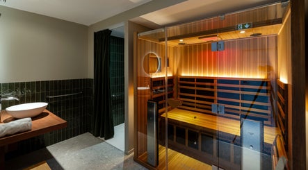 Sauna moderne et élégant au centre Octane, Paris, Île-de-France, FR, offrant une détente ultime.