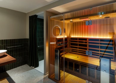 Sauna moderne chez Octane, Paris, Île-de-France, FR. Ambiance chaleureuse et relaxante.