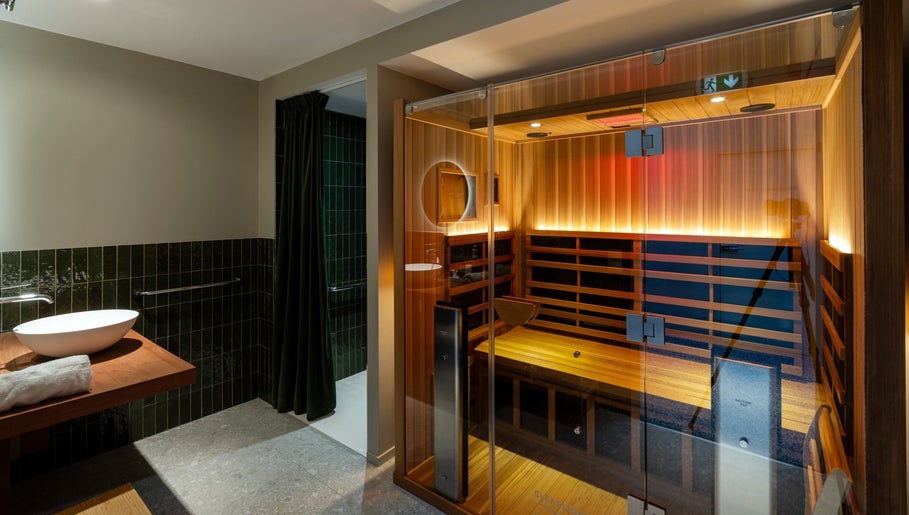 Sauna moderne à Octane, Paris, Île-de-France, FR pour une relaxation optimale.