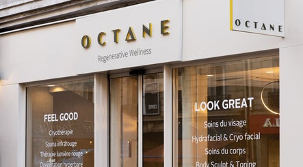 Façade de l'Octane à Paris, Île-de-France, FR, offrant des services de bien-être et de beauté.