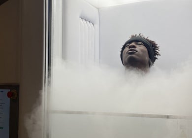 Une séance de cryothérapie chez Octane, Paris, Île-de-France, FR, avec un homme entouré de vapeur.