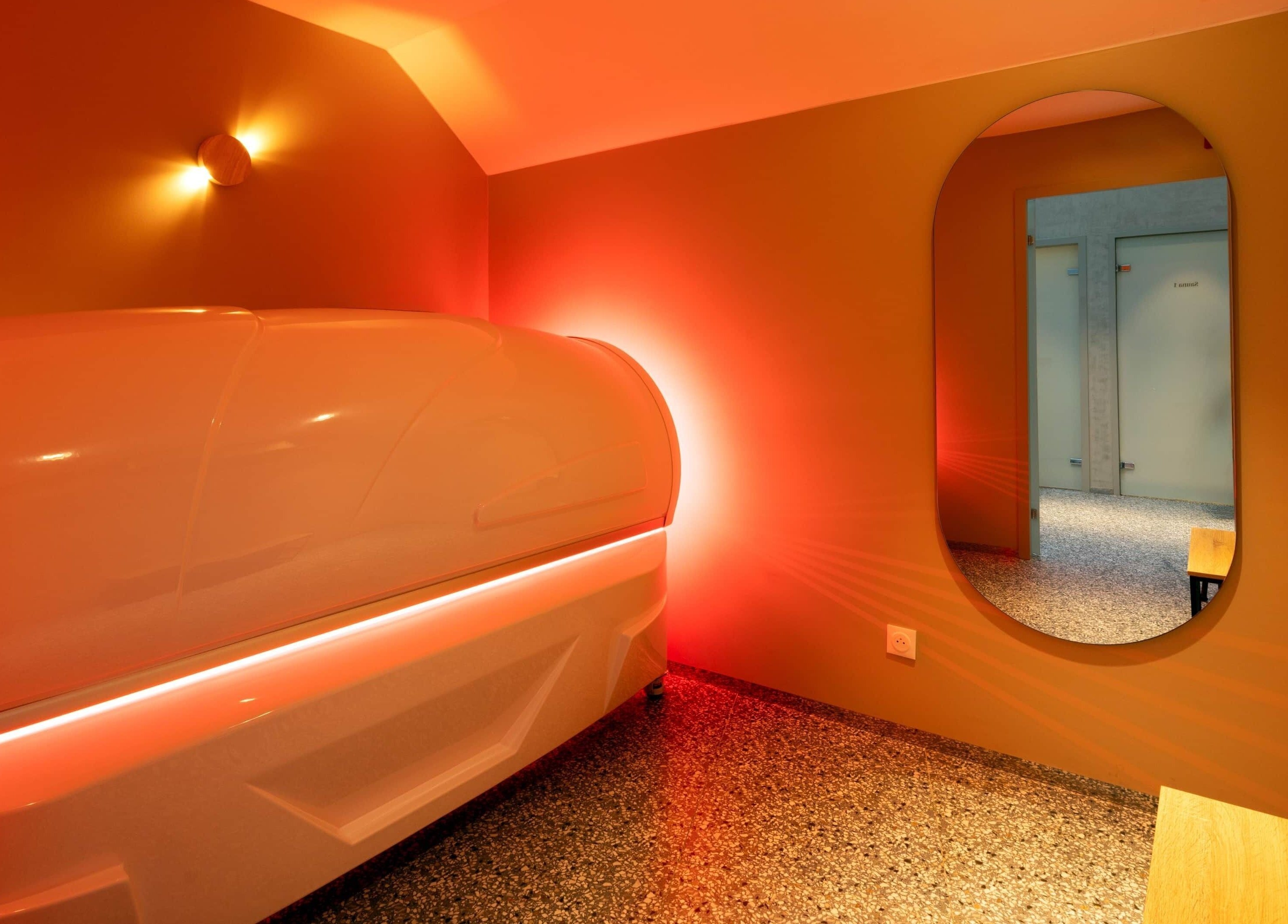 Salle de bien-être avec cabine lumineuse chez Octane à Paris, Île-de-France, FR.