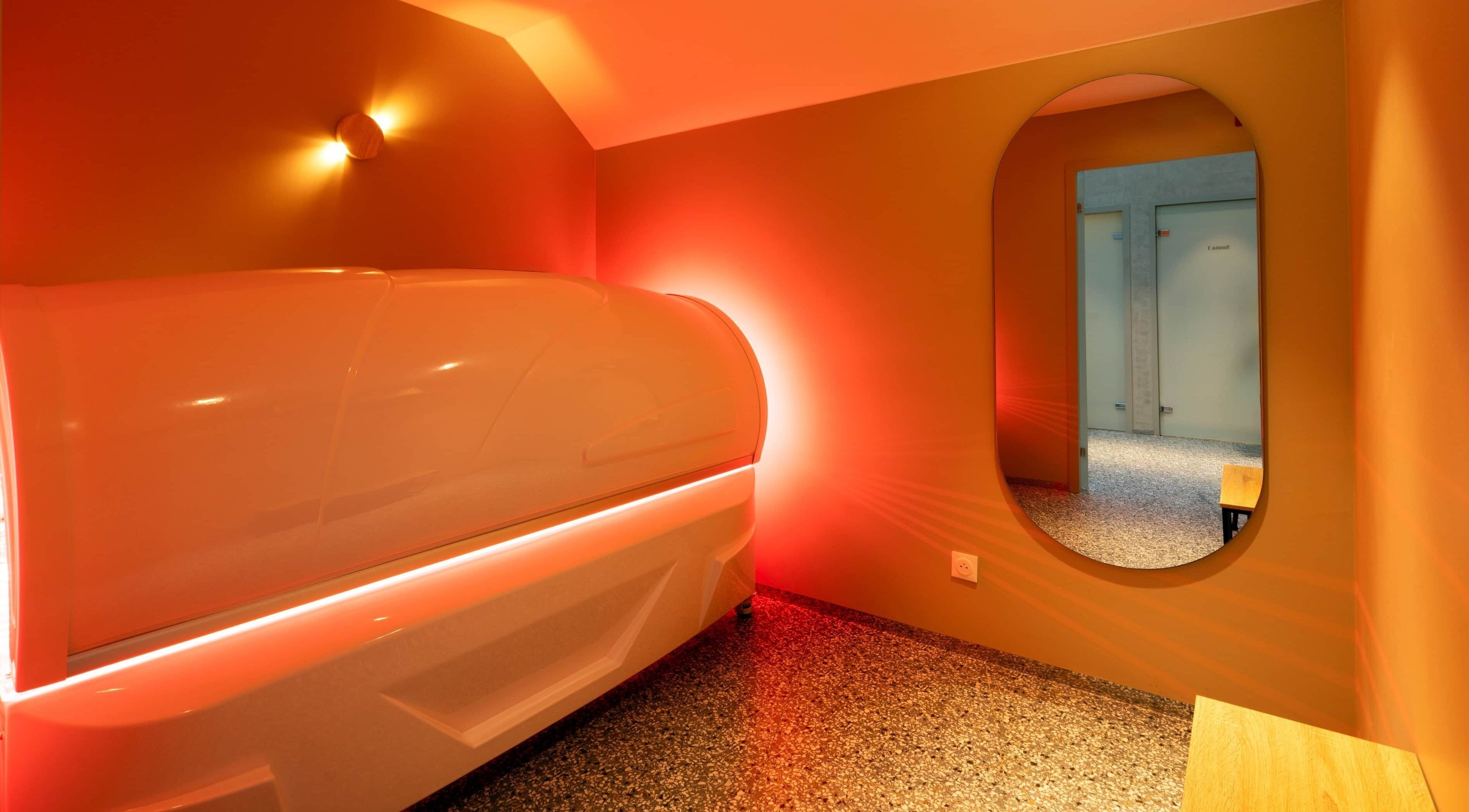 Salle de bien-être avec cabine lumineuse chez Octane à Paris, Île-de-France, FR.