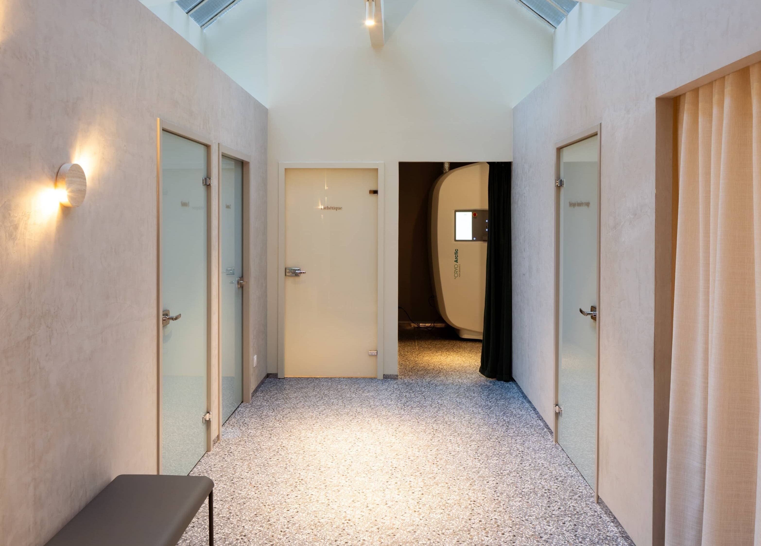 Hall lumineux chez Octane, Paris, Île-de-France, FR avec portes de cabine modernisées.