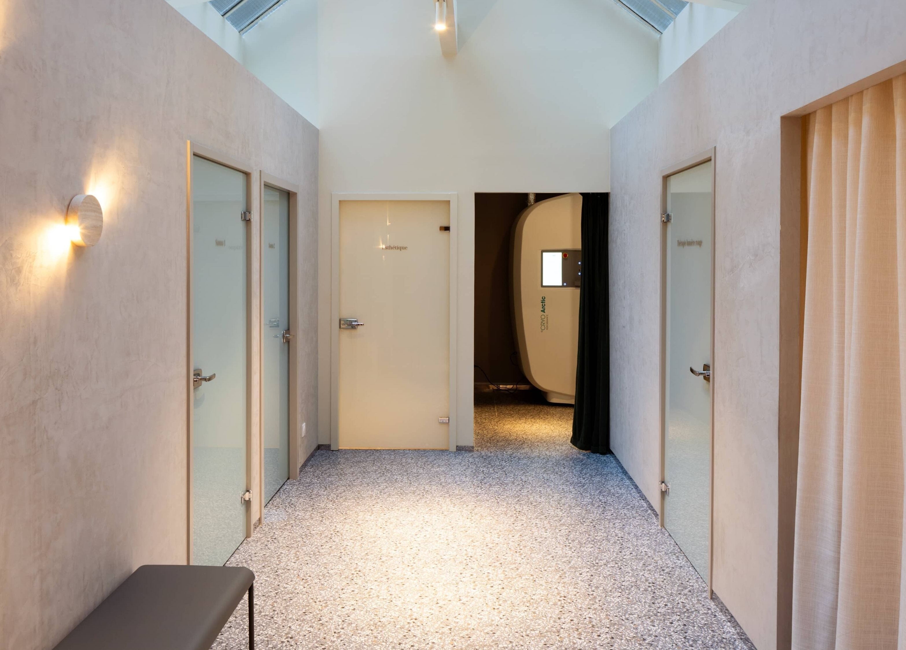 Hall lumineux chez Octane, Paris, Île-de-France, FR avec portes de cabine modernisées.