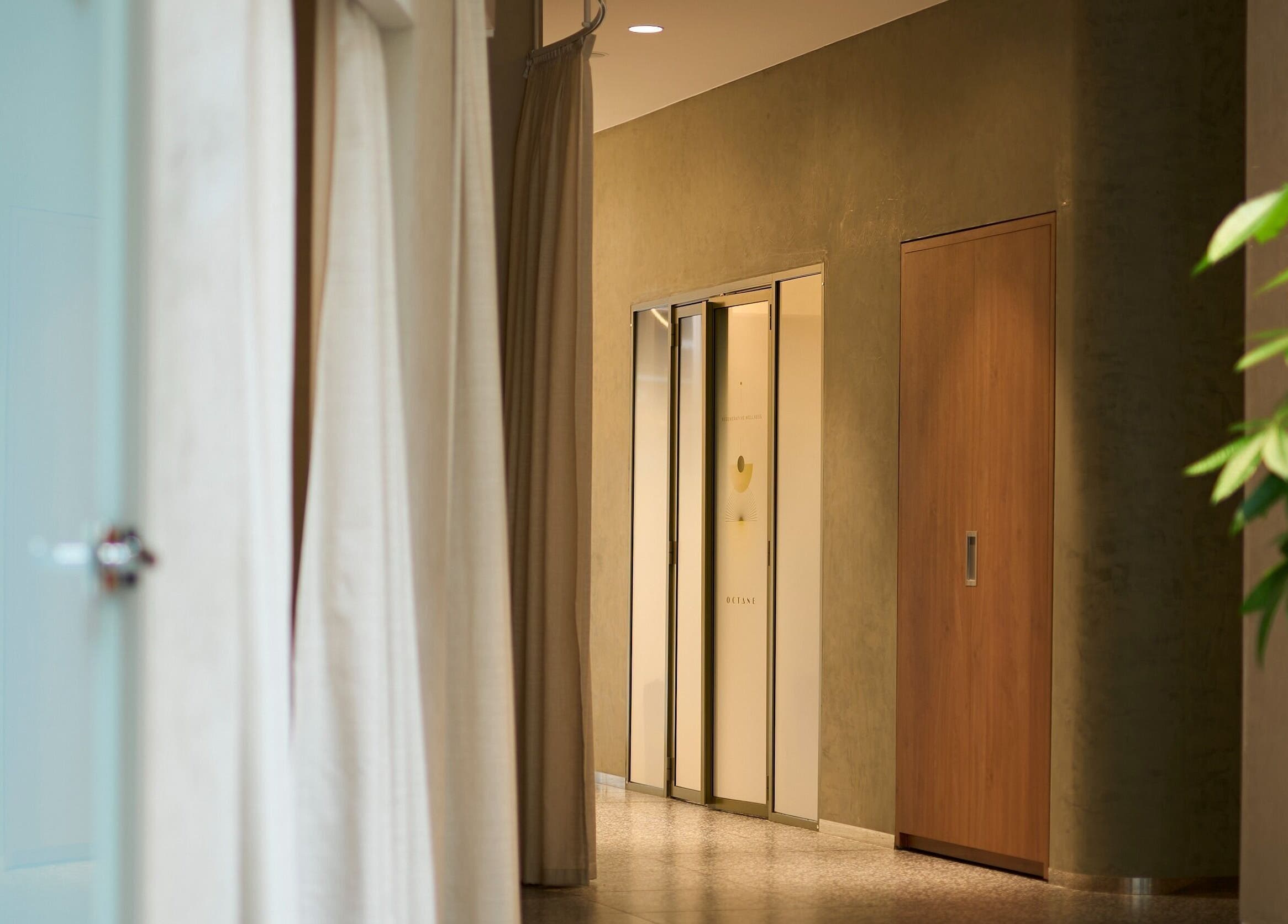 Intérieur sobre et élégant du salon Octane à Paris, Île-de-France, FR, avec des portes et une plante.