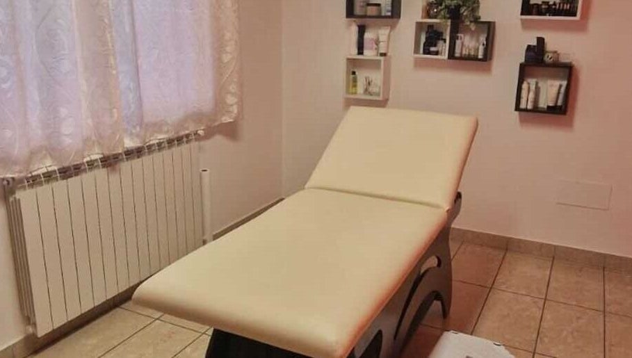 Sala trattamenti a Charme And Chic, Telese Terme, Campania, IT. Tavolo per massaggi con decorazioni eleganti.