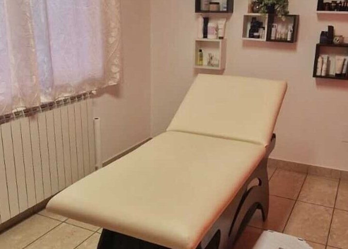 Sala trattamenti a Charme And Chic, Telese Terme, Campania, IT. Tavolo per massaggi con decorazioni eleganti.