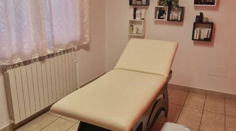 Sala trattamenti a Charme And Chic, Telese Terme, Campania, IT. Tavolo per massaggi con decorazioni eleganti.