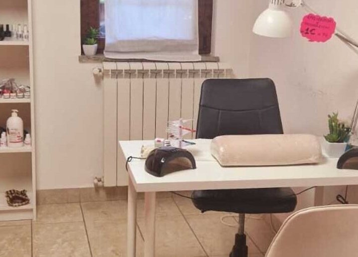 Sala manicure presso Charme And Chic, Telese Terme, Campania, IT. Elegante arredo con attrezzature professionali.