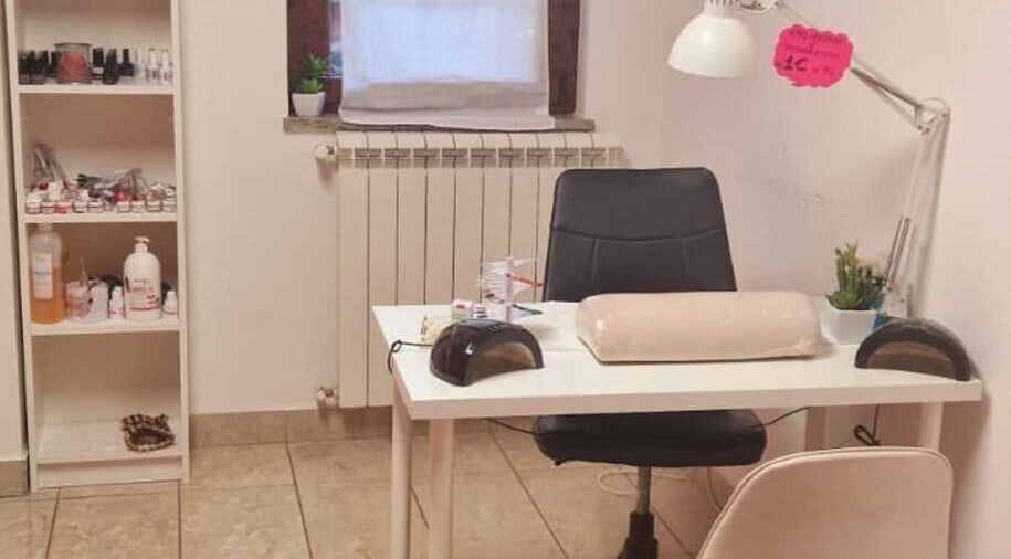 Sala manicure presso Charme And Chic, Telese Terme, Campania, IT. Elegante arredo con attrezzature professionali.