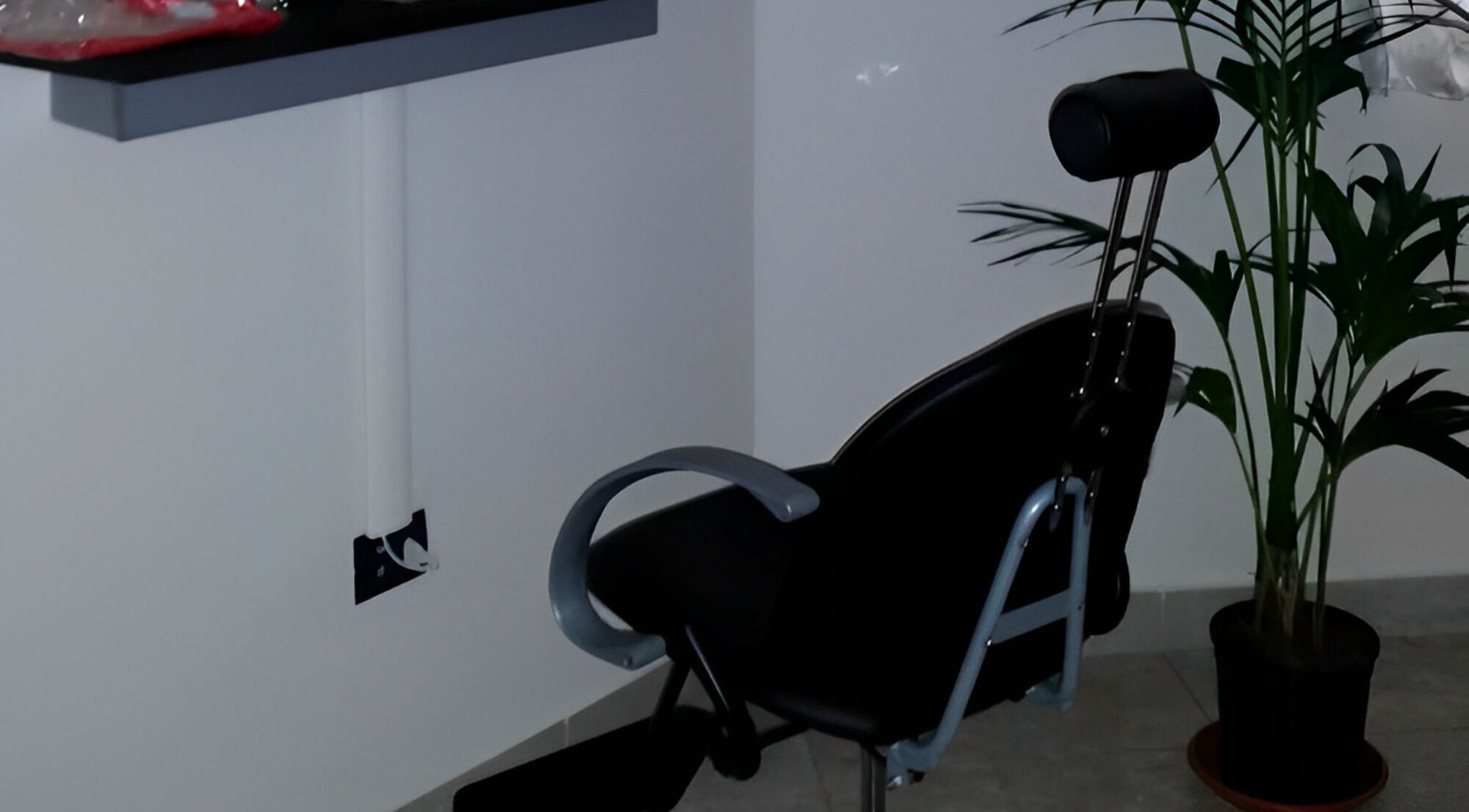 Sedia nera elegante presso Charme And Chic a Telese Terme, Campania, IT accanto a una pianta verde.