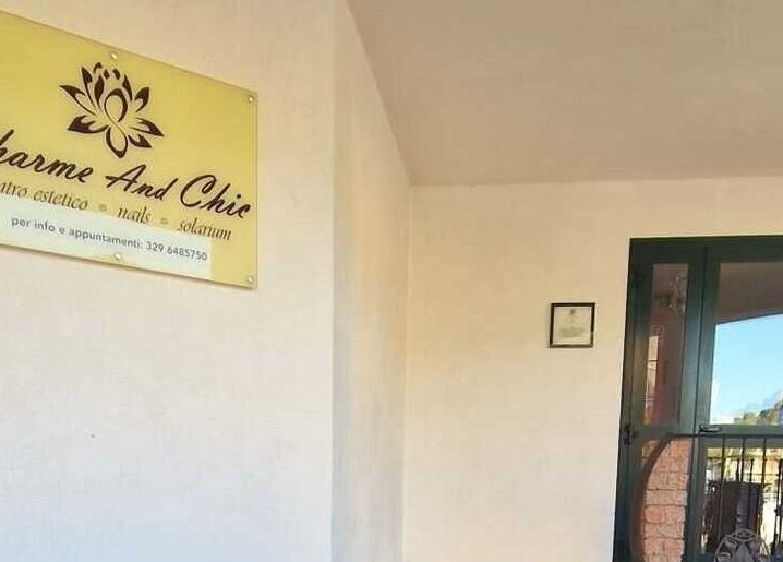 Entrata di Charme And Chic a Telese Terme, Campania, IT con insegna elegante e porta d'ingresso.