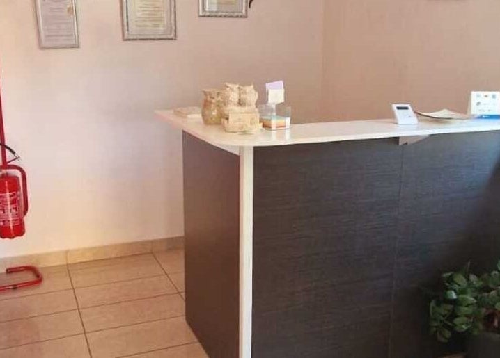 Reception area di Charme And Chic a Telese Terme, Campania, IT, con arredamento elegante e piante verdi.