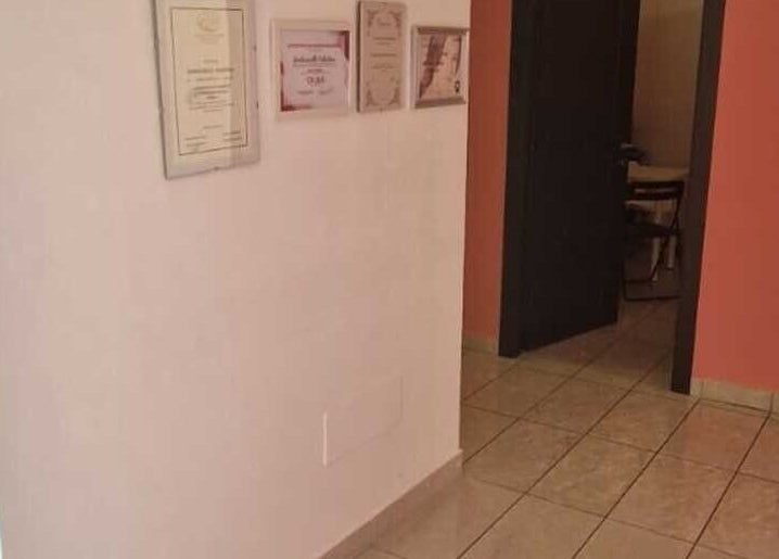 Corridoio di Charme And Chic a Telese Terme, Campania, IT con certificati alle pareti.