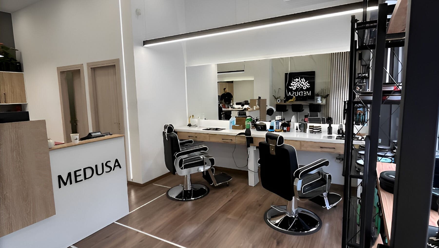Σύγχρονο κομμωτήριο στο Medusa Barber Kalamaria, Καλαμαριά, GR με πολυτελή καρέκλες και φωτεινή διακόσμηση.